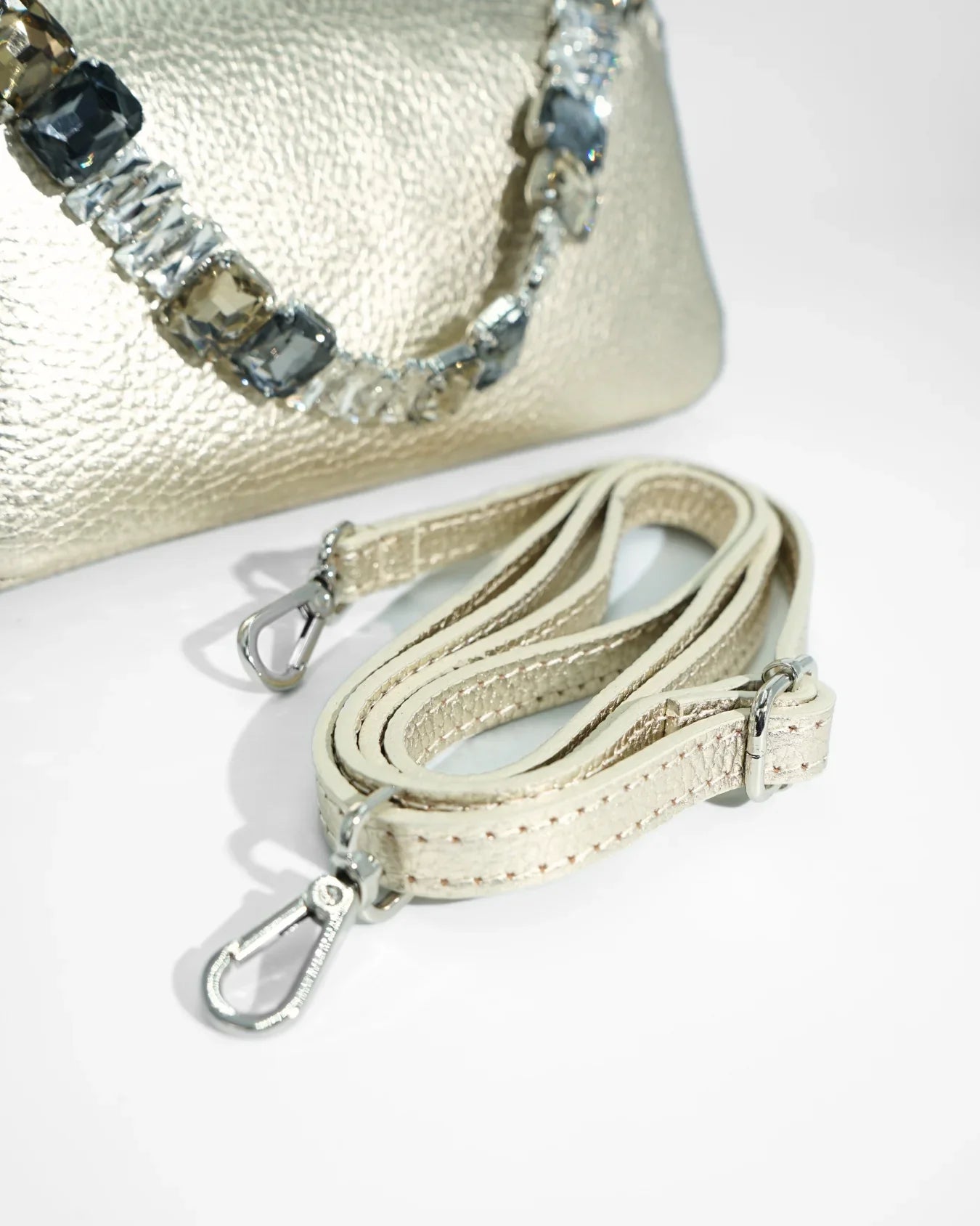 POCHETTE MIA LAMINATED | ORO