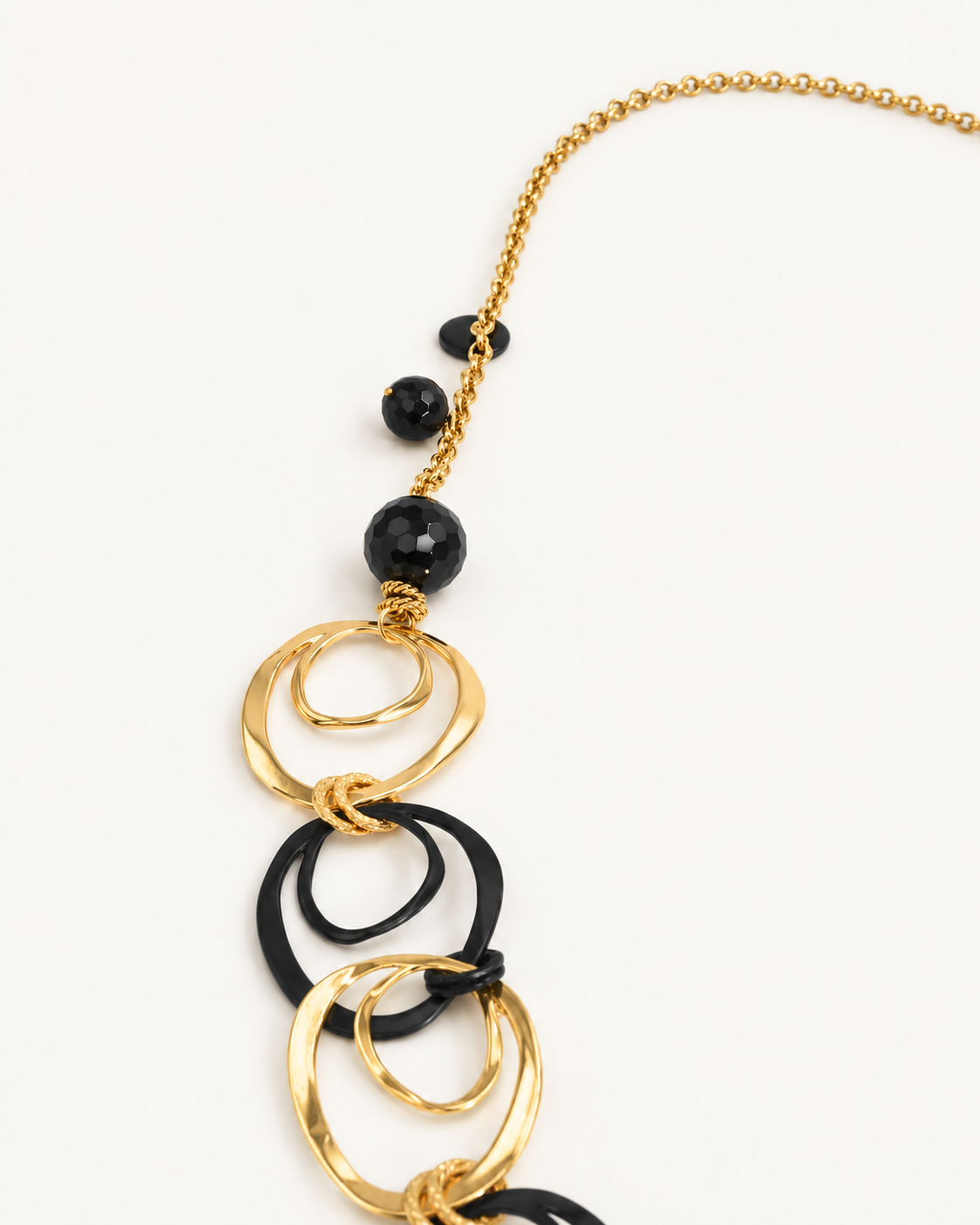 Collana Circle ÀLMALA, dettaglio della catena e degli elementi sferici chiari
