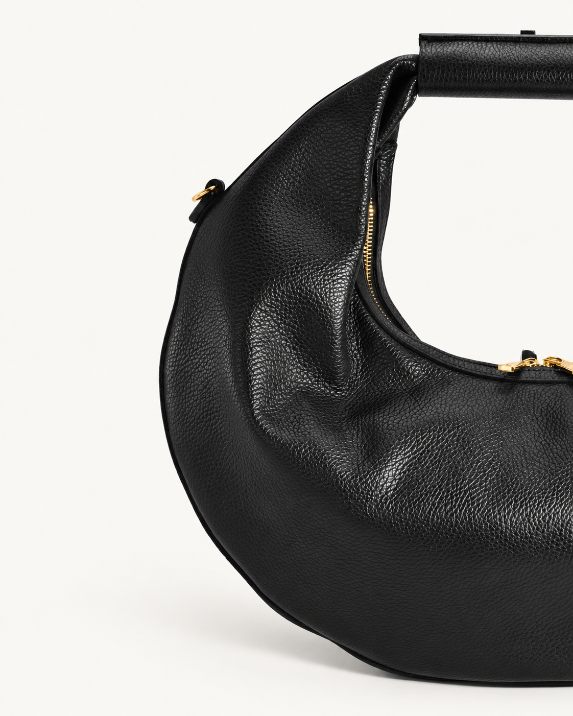 Borsa O’RING ÀLMALA nera, dettaglio della superficie e del manico ad anello