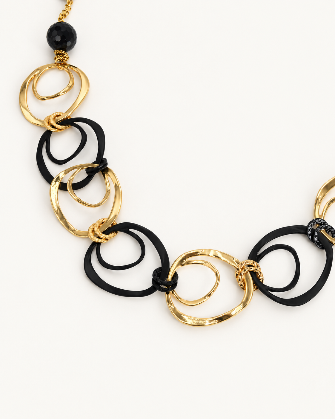 Collana Circle ÀLMALA, dettaglio degli anelli neri e color oro