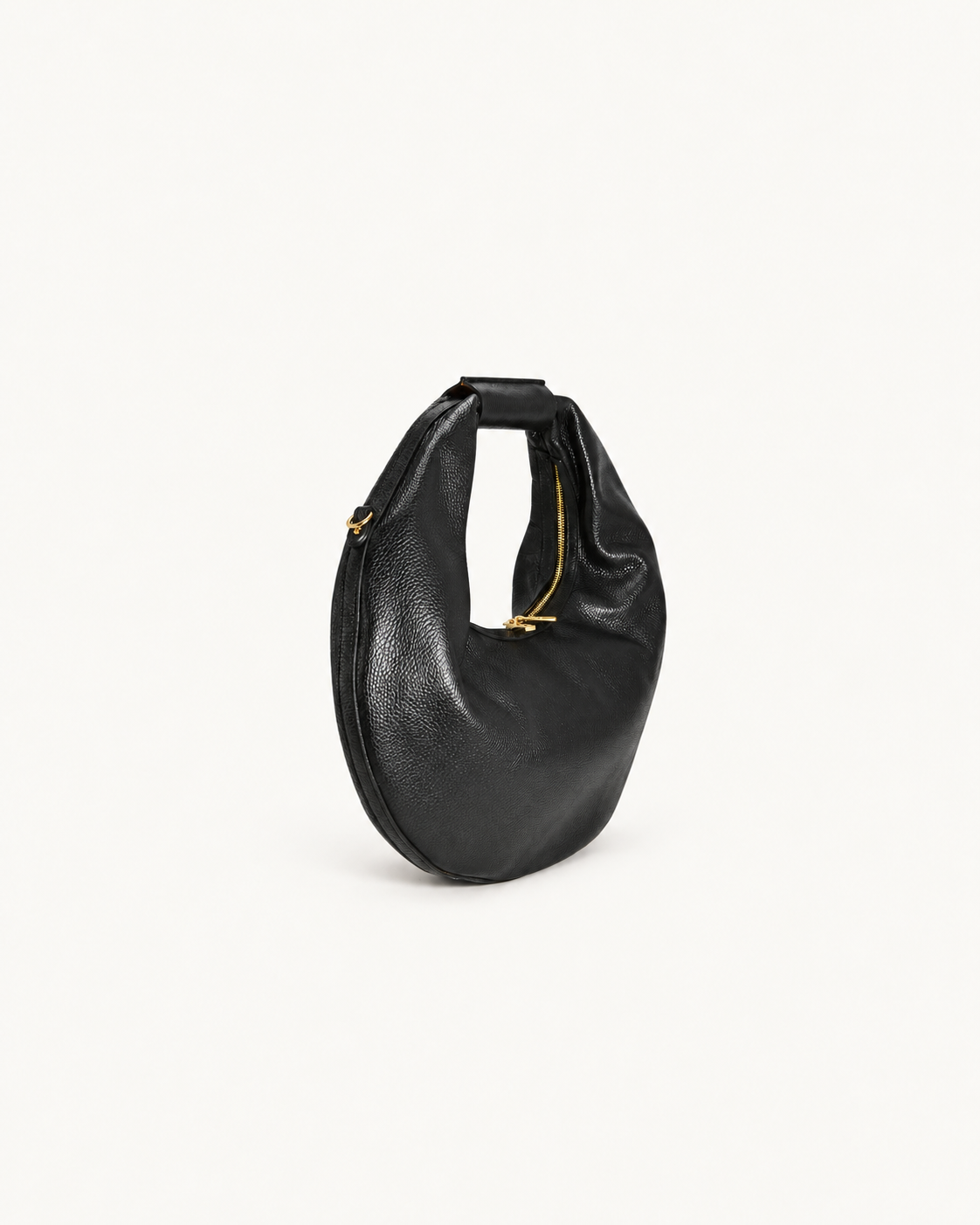 Borsa O’RING ÀLMALA nera, vista di tre quarti con manico ad anello
