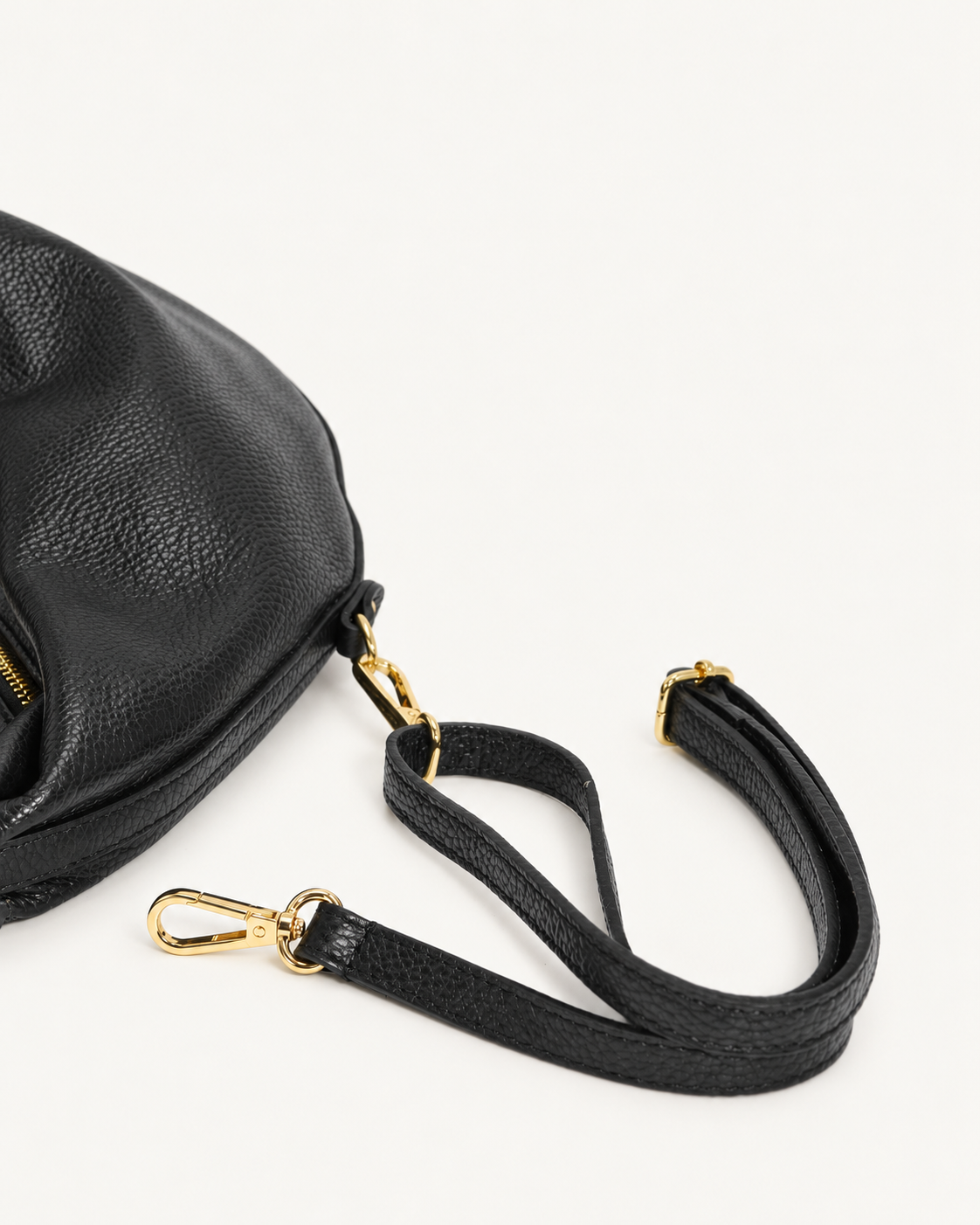 Borsa O’RING ÀLMALA nera, dettaglio della tracolla removibile con moschettoni