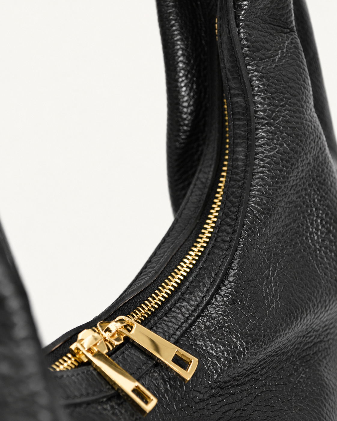 Borsa O’RING ÀLMALA nera, dettaglio delle zip con finiture color oro